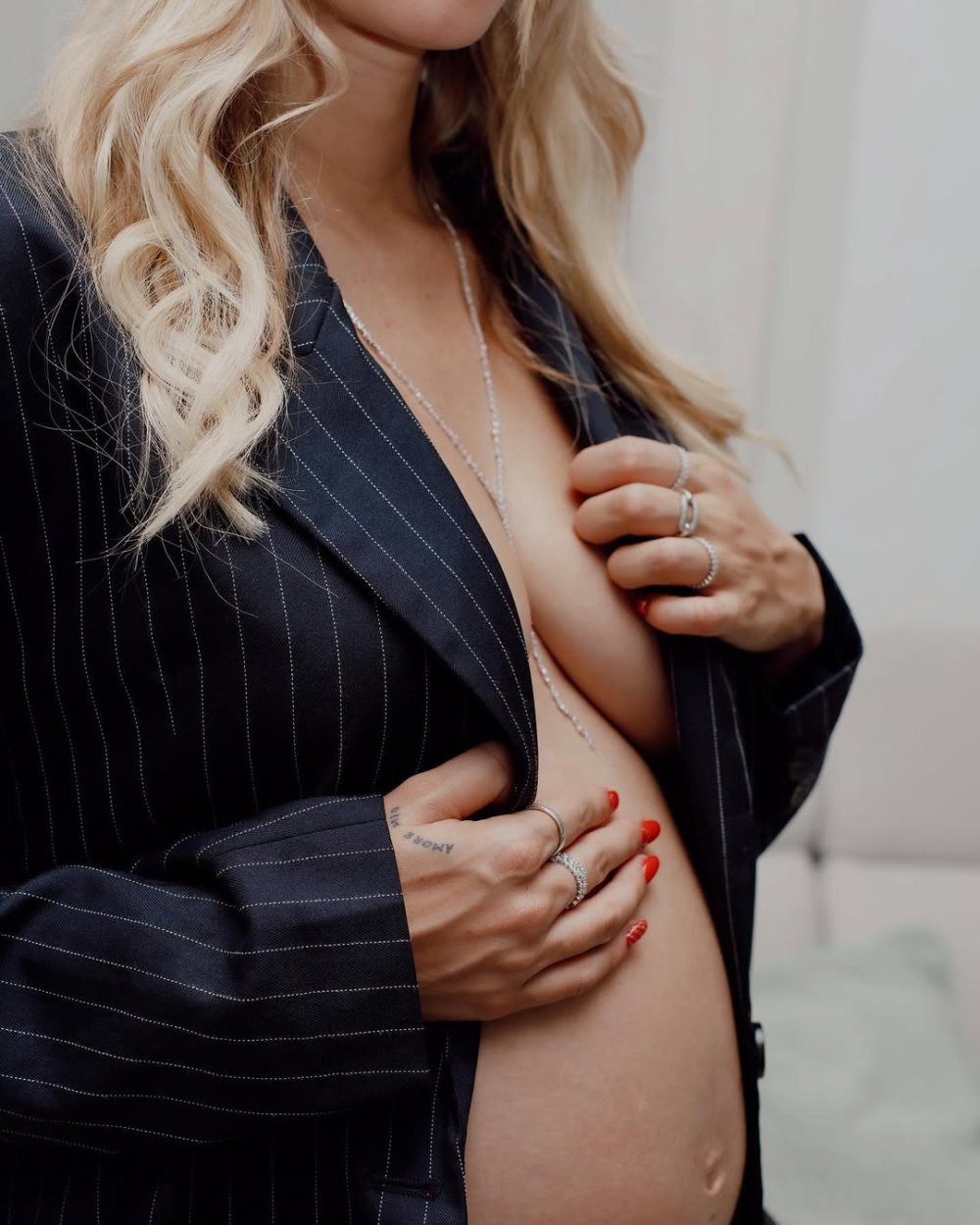 Can’t wait to meet you baby girl 🤍A votre avis on a choisi quoi comme prénom 🤌🏼📸 @lolagilber.jpg