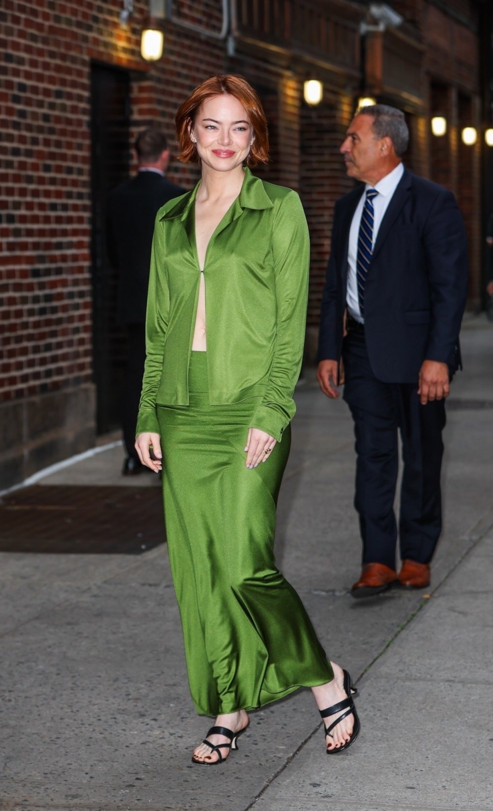 Emma_Stone_at_The_Late_Show_With_Stephen_Colbert_10-22-2025004.jpg