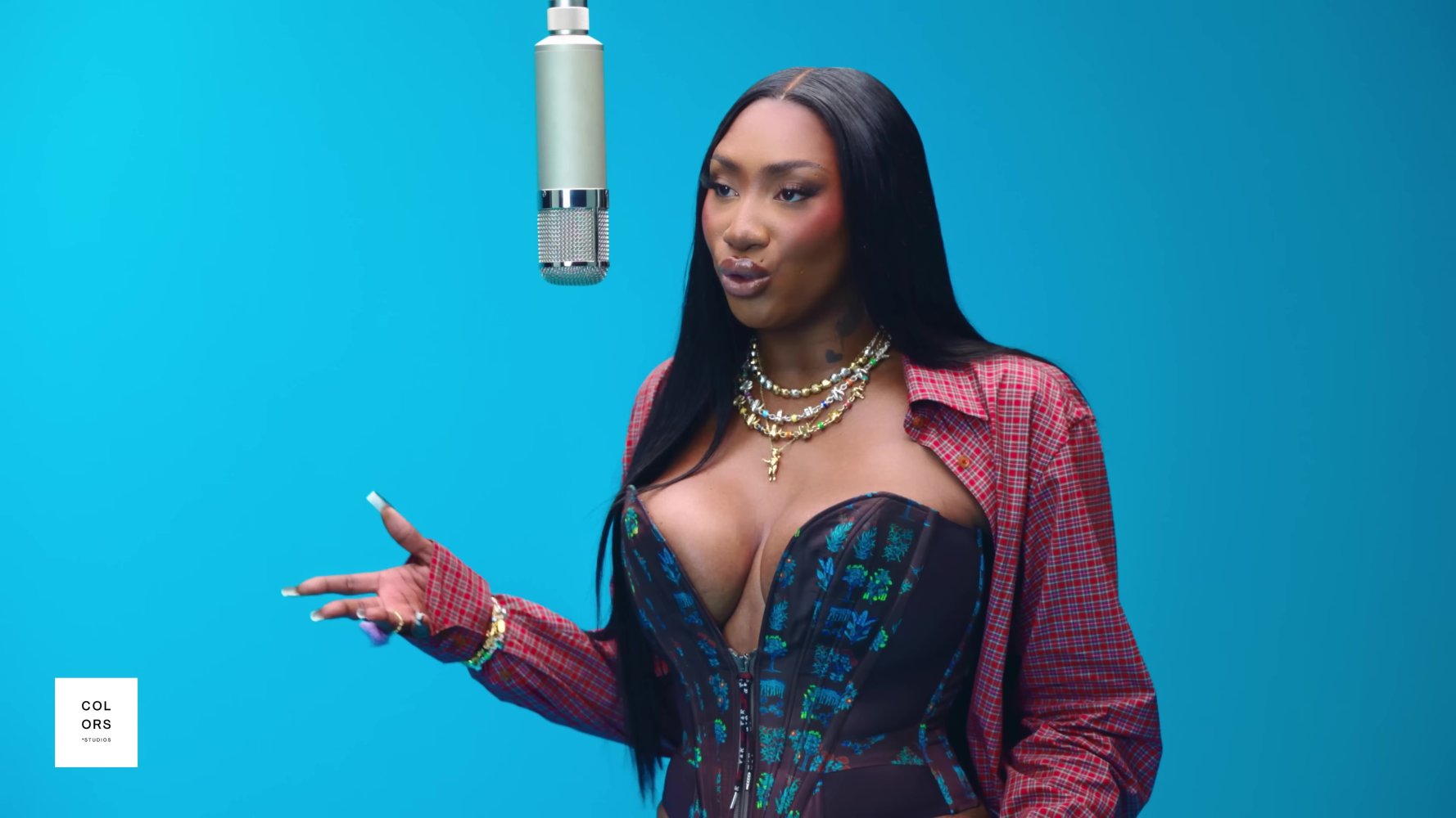 2160p-aya-nakamura-kouma-a-colors-show - frame at 0m20s.jpg