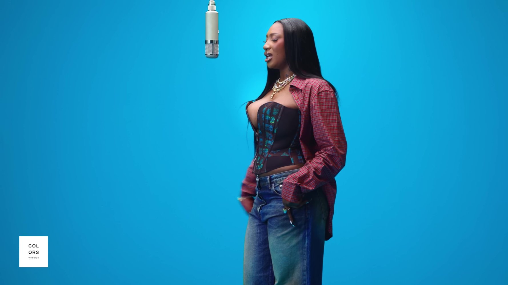 2160p-aya-nakamura-kouma-a-colors-show - frame at 0m12s.jpg