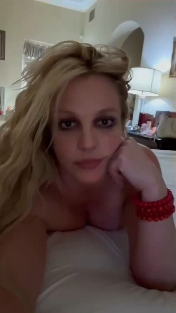 britneyspears_20251128_reel_3776103713514627638_1_3776103713514627638(9).jpg