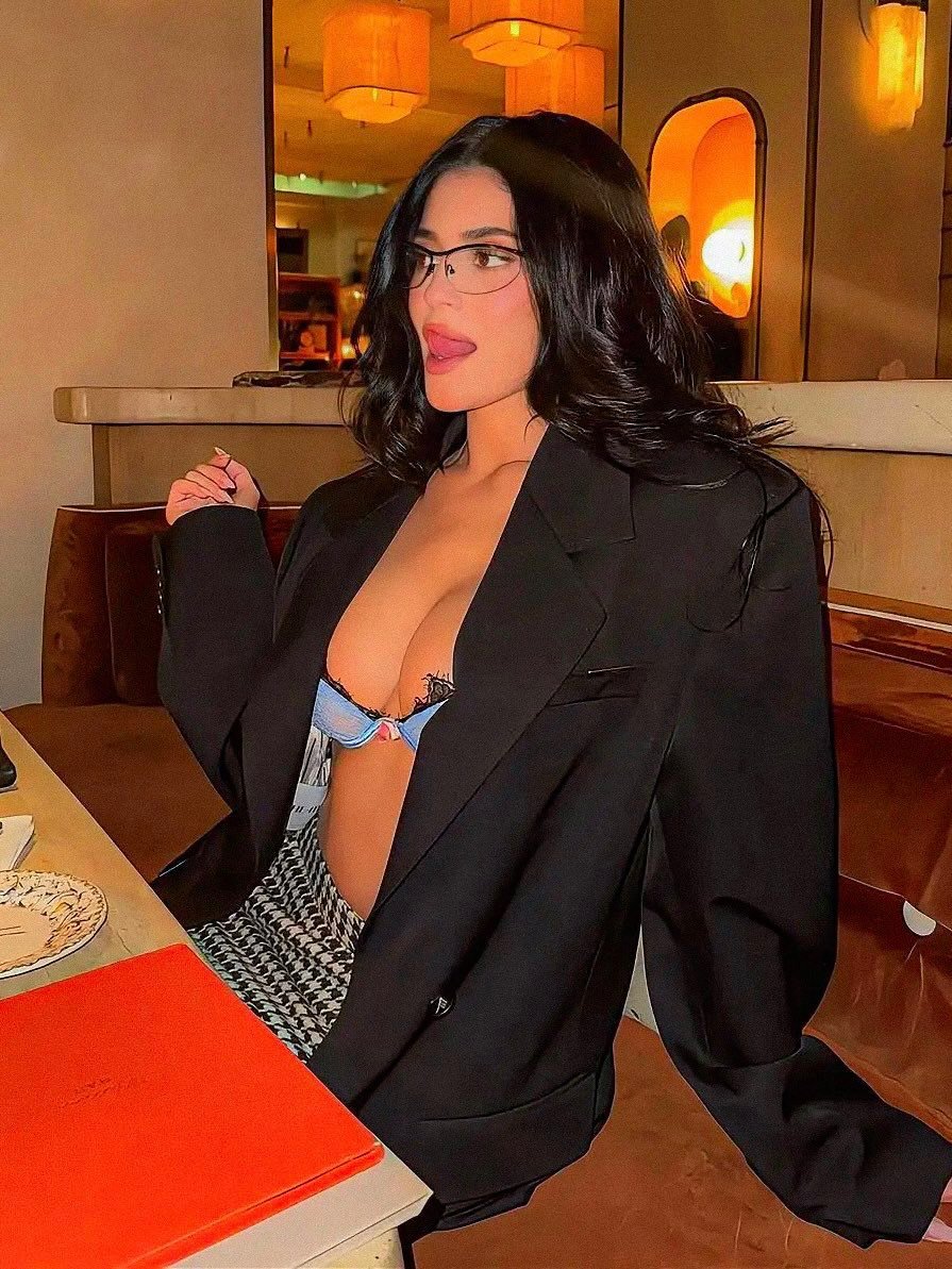 Hi boo 🖤 @kyliejenner.jpg