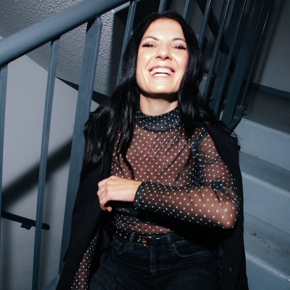 @elenanagapetyan_ lors d’un shooting photo fait par @vera.parisphoto ! ☀️DÉFINITIVEMENT JAMAIS M.jpg