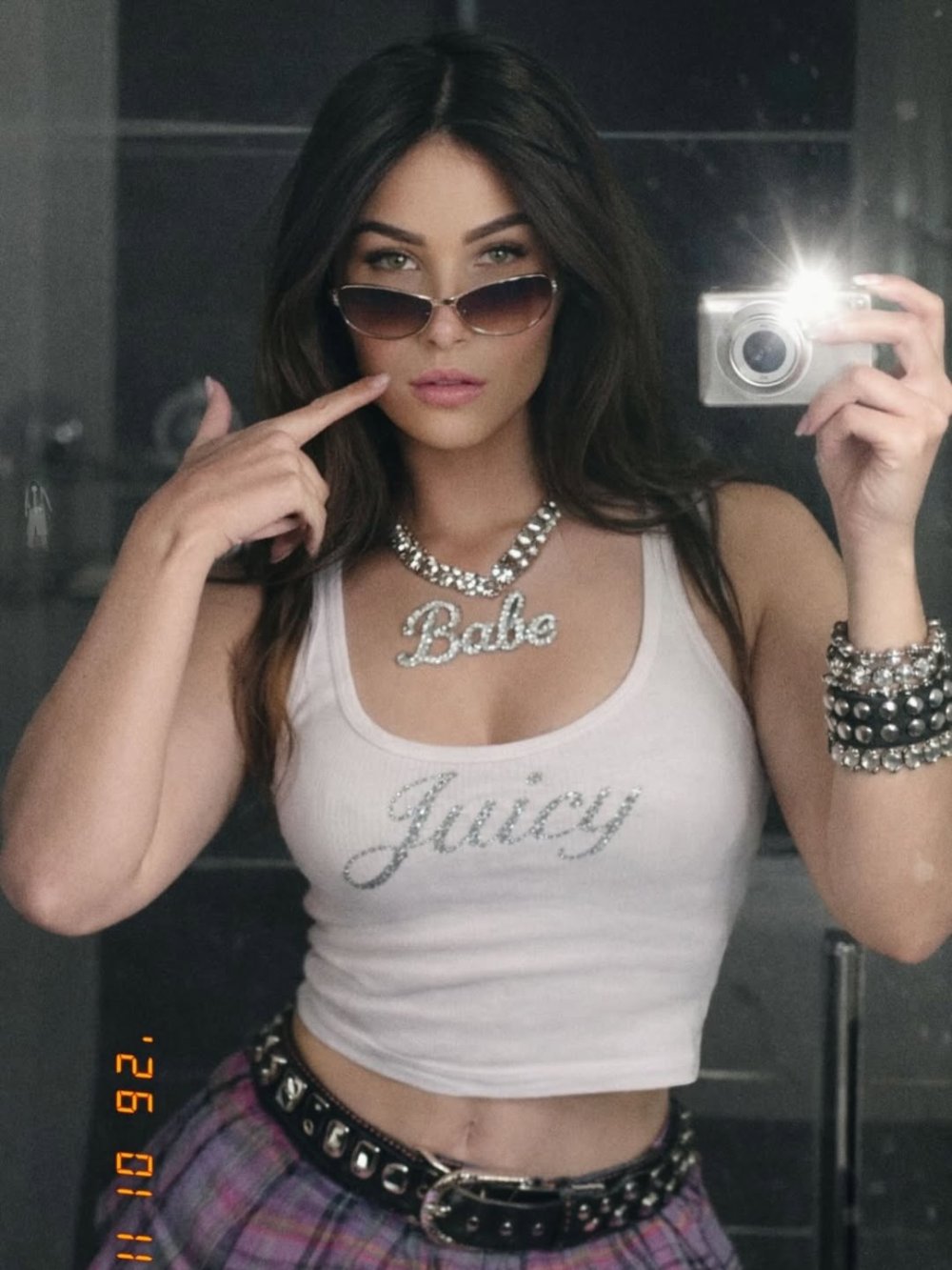 2000s vibes ✨ - Ma mère se cache dans toutes mes photos Commente « 🩷 » si tu l’as trouvée ! #i...jpg