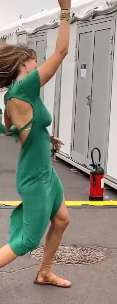 Laury_Thilleman_robe_verte_moulante_sexy_1.jpg