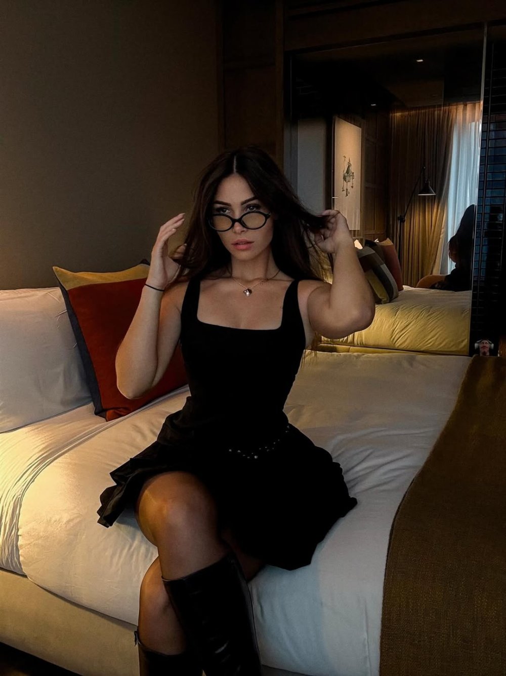 Unposted ❌ - Ma mère se cache dans toutes mes photos Commente « 👍 » si tu l’as trouvée ! #inst...jpg