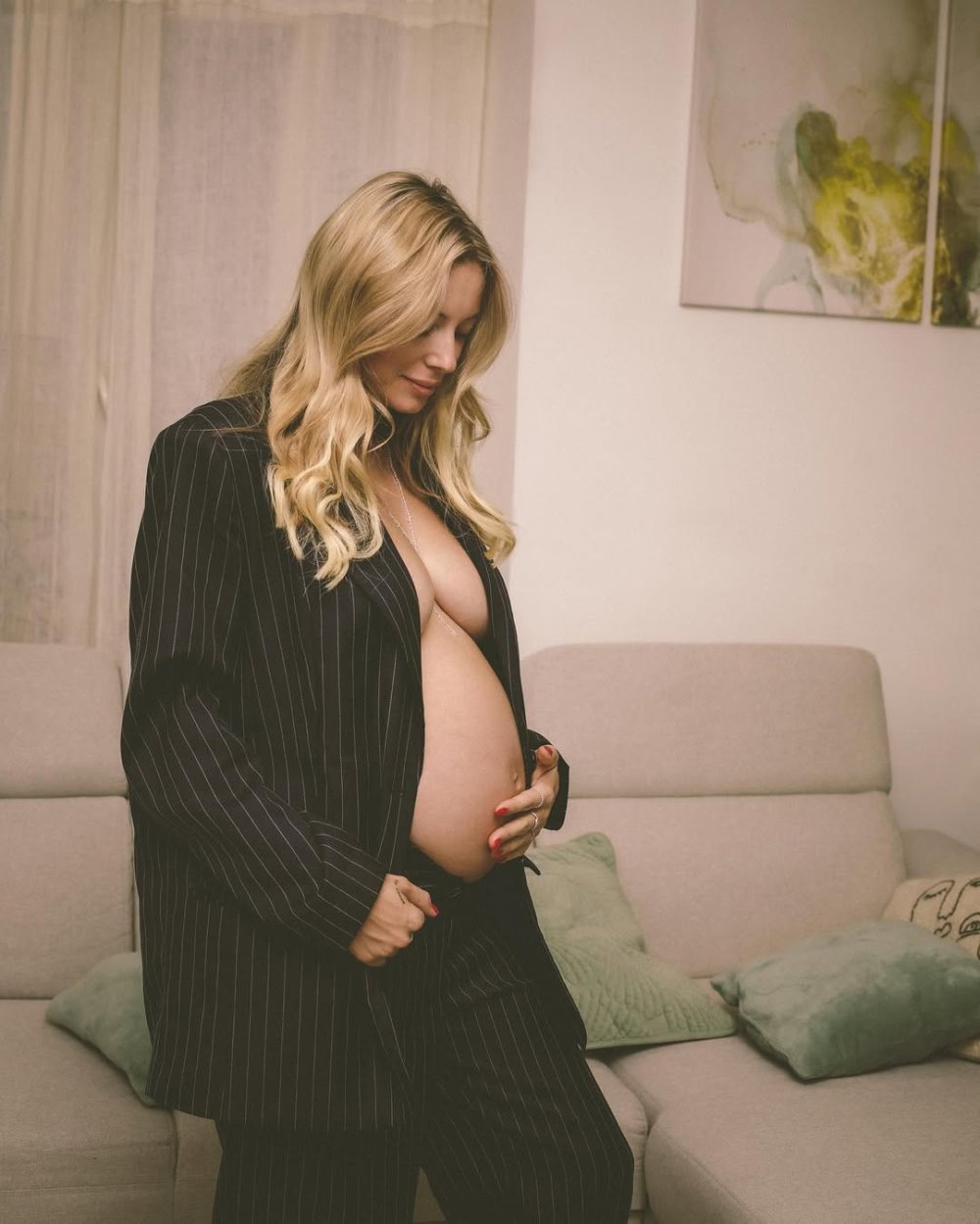 Christmas season is here 🎄- with the beautiful @leslie_dasc .....#xmas #pregnancy #pregnant #pr.jpg