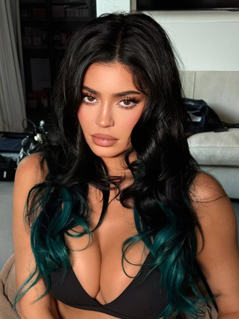 💙Follow us For more !@kyliejenner.heic (1).jpg