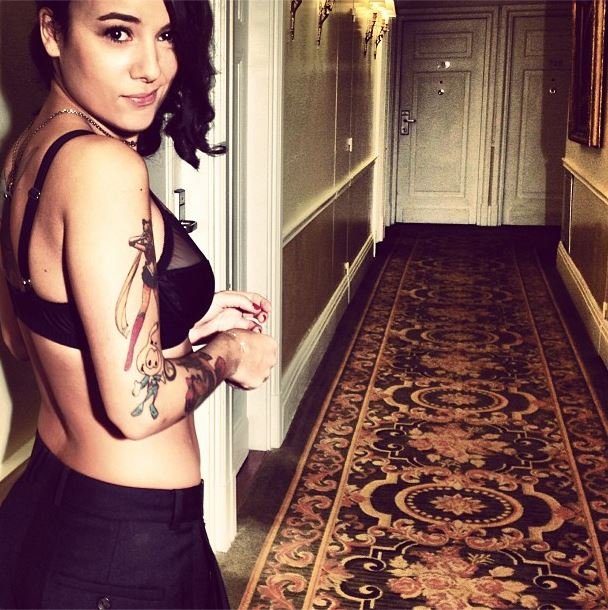 181766-alizee-devoile-ses-tatouages-en-orig-1.jpg