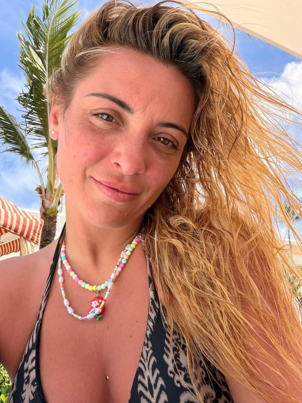 1- Mode touriste activé 2- Sortie de piscine 3- En balade 4- Look d’été 5- Visite 6 - Ça mouille.jpg