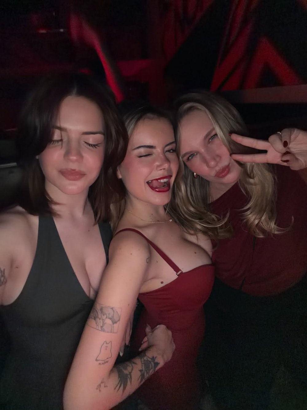 La tenue la plus sexy nini de mon dressing 🍎Ce soir cest girls night out pour notre dernière s...jpg