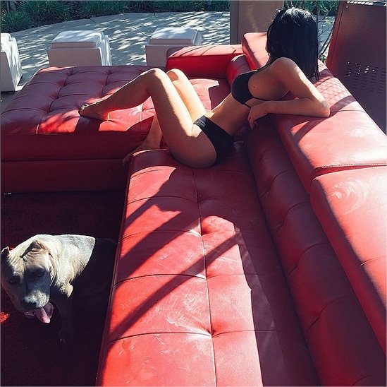 393361-kylie-jenner-sexy-en-bikini-sur-orig-2.jpg