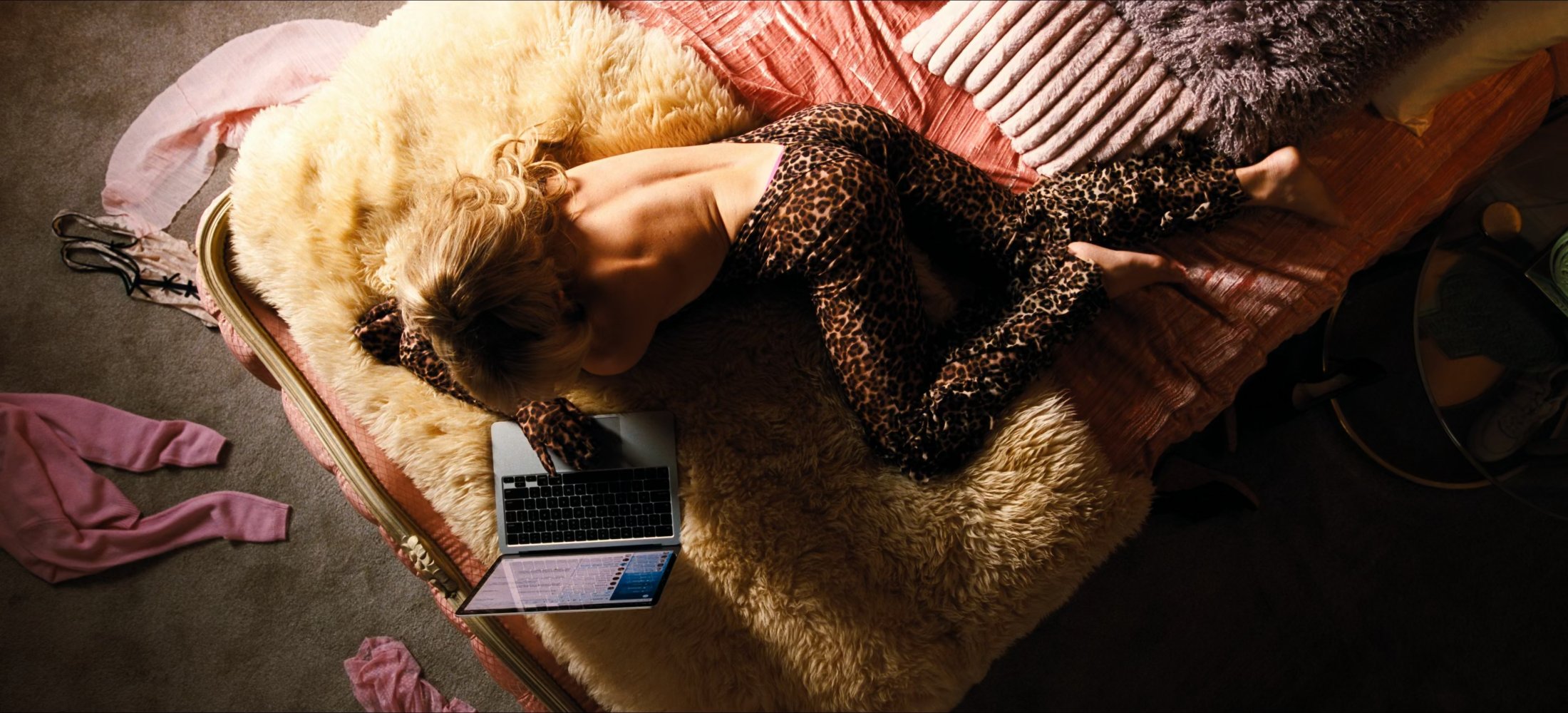 Euphoria.S03E05.2160p.HMAX.WEB-DL.DDP5.1.Atmos.H.265.DUAL-PiA.mkv_snapshot_00.04.24.314640fb1f...jpg