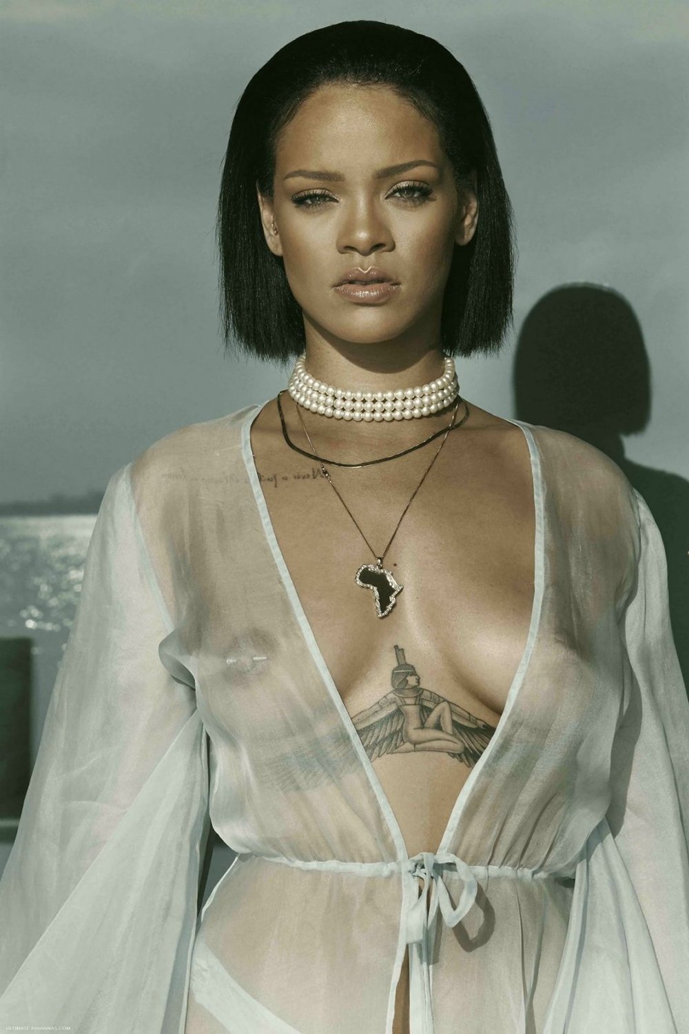 rihanna-seins-nus-avril-2020-02.jpg