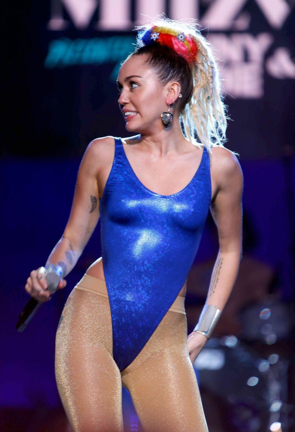 Miley-Cyrus-Hilarity-for-Charity-Event-503.jpg
