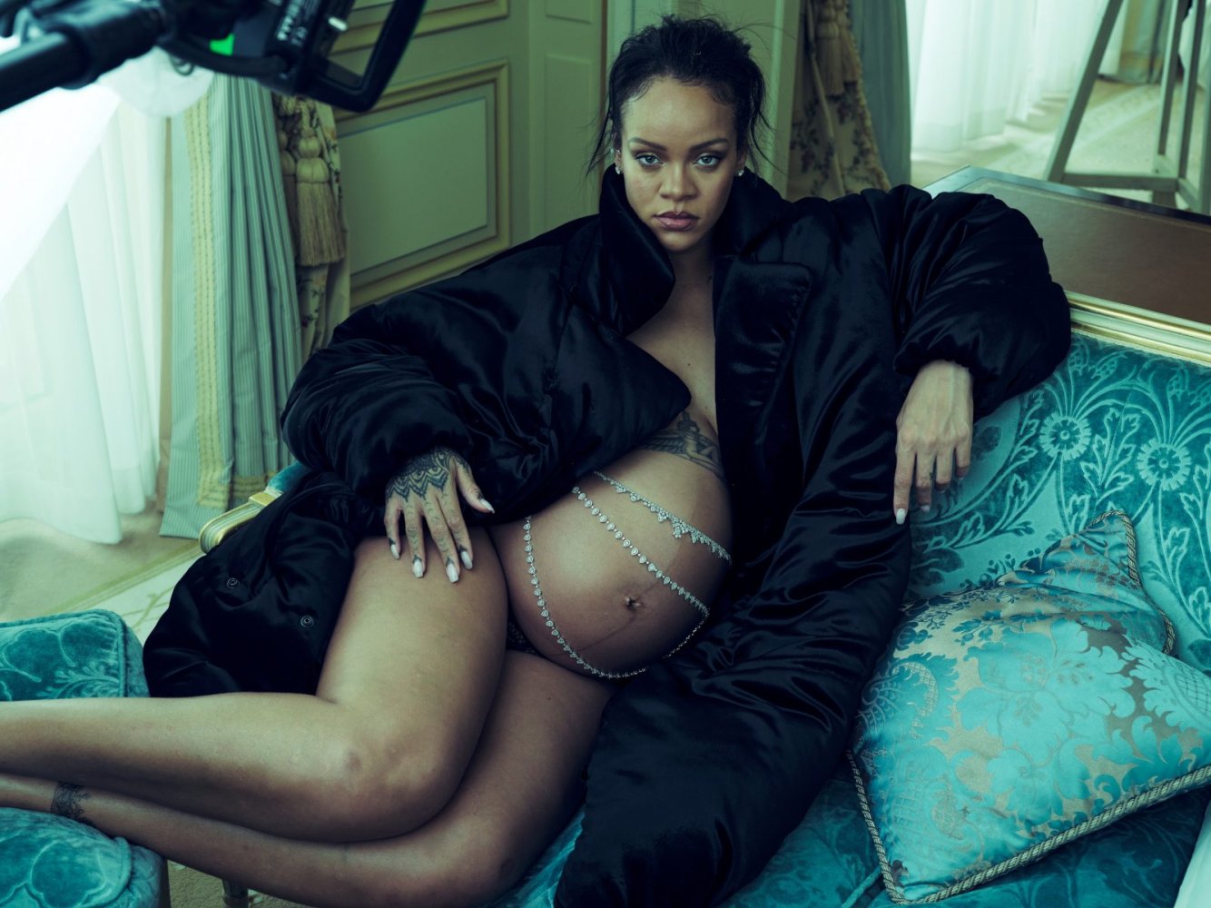 rihanna-pregnant-topless-nipples-vogue-photo-shoot-5.jpeg