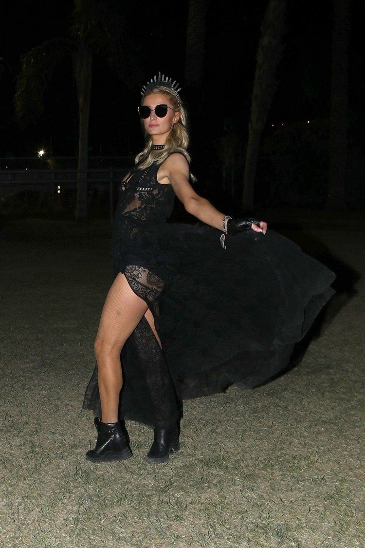 paris-hilton-night-out-at-coachella-04-14-2019-3_l.jpg