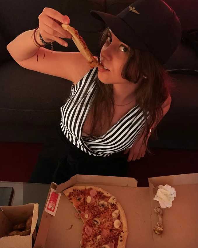 Aude-Fraineau-having-pizza.jpg