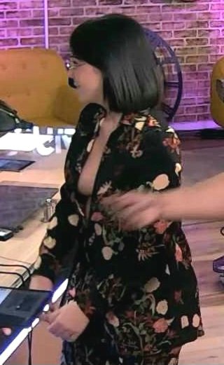 Agathe_Auproux_oops_sideboob_braless_seins_nues_Social_club_2020.02.27_6.jpg