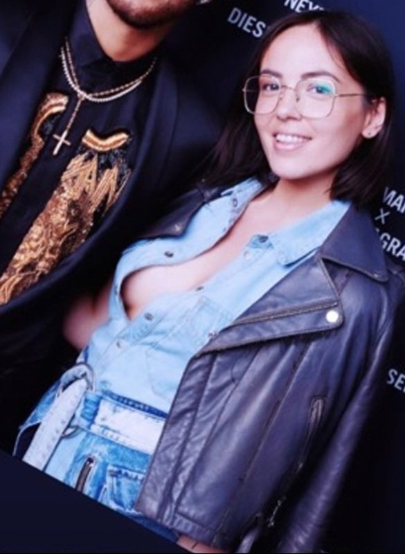 Agathe_Auproux_super_chaude_avec_neymar_chemisier_ouvert_braless.jpg