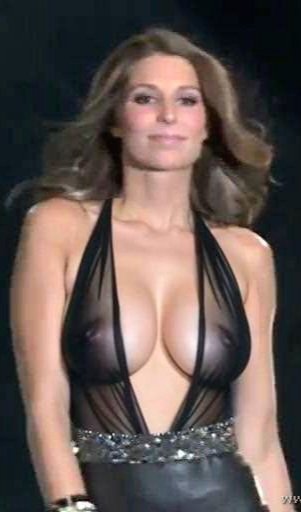 Laury_Thilleman_haut_noir_transparent_seins_nues.jpg