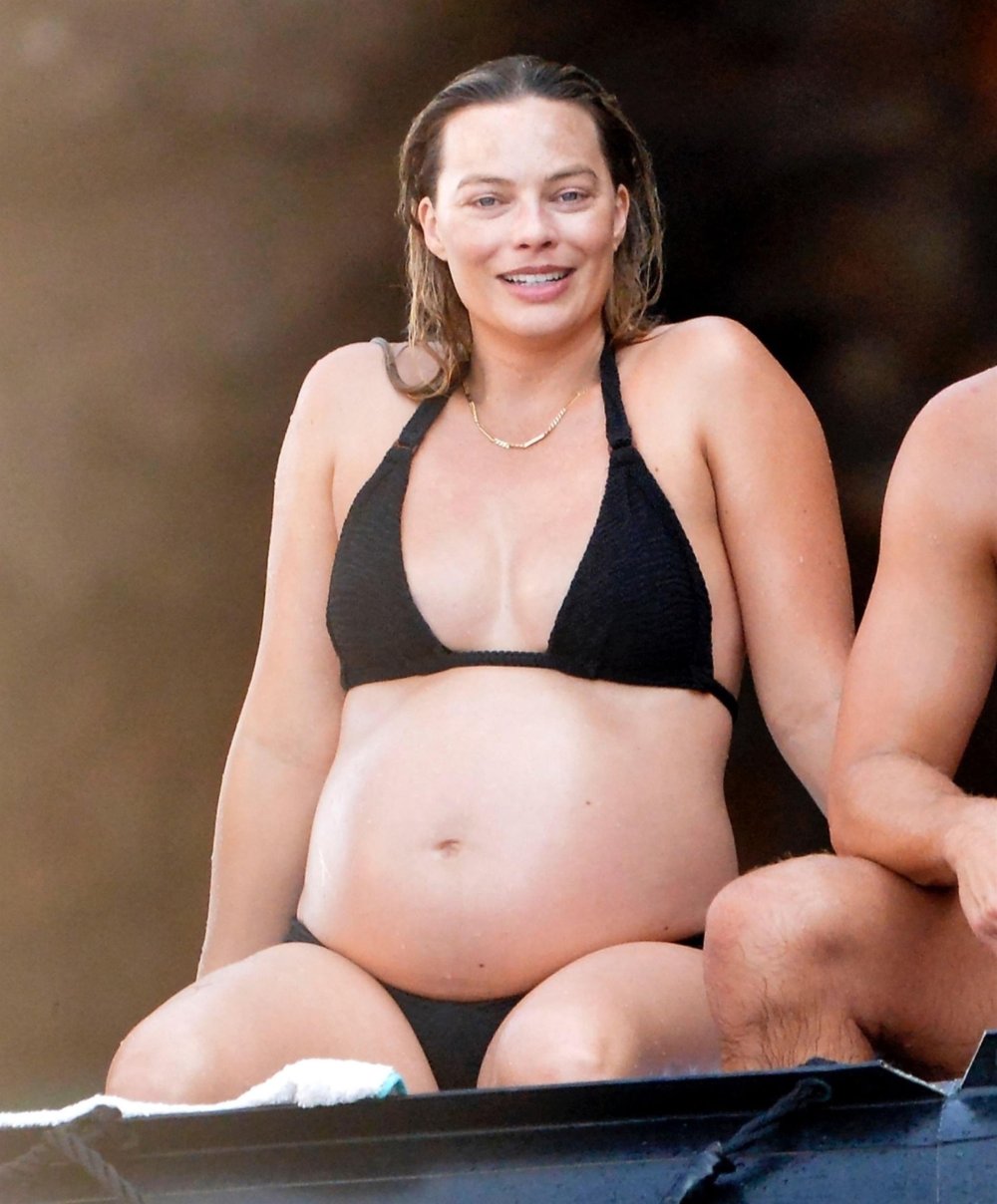 Margot_Robbie_in_black_bikini_on_vacation_in_Italy_08-30-2024_2__6_.jpg