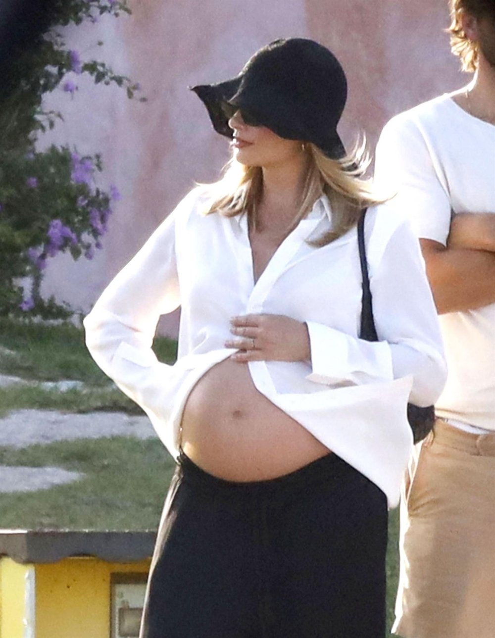 507872226_margot-robbie-very-pregnant-09.jpg