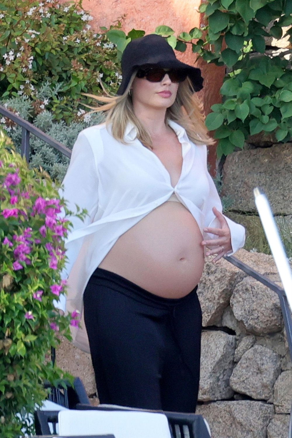 507872231_margot-robbie-very-pregnant-14.jpg