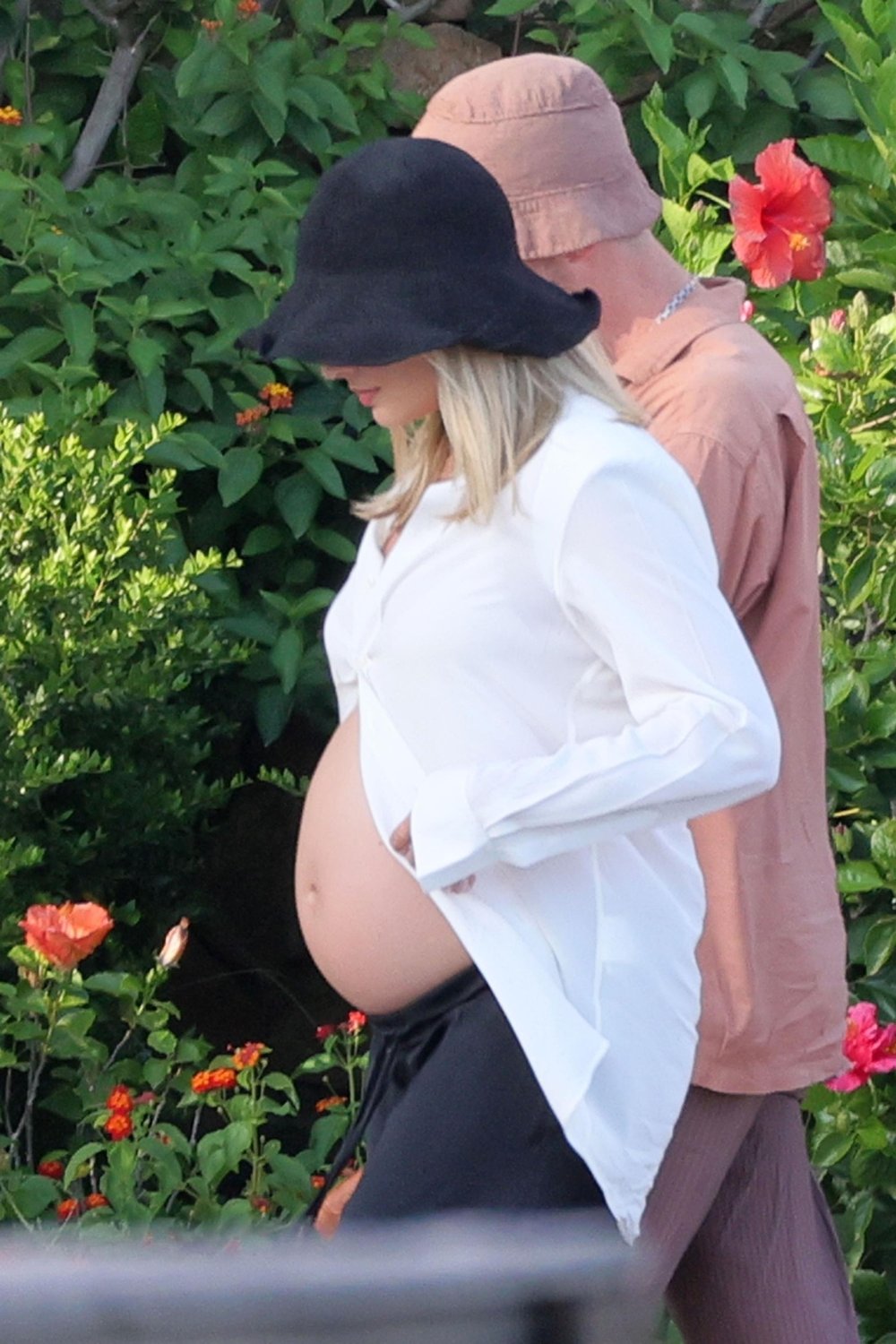 507872286_margot-robbie-very-pregnant-24.jpg