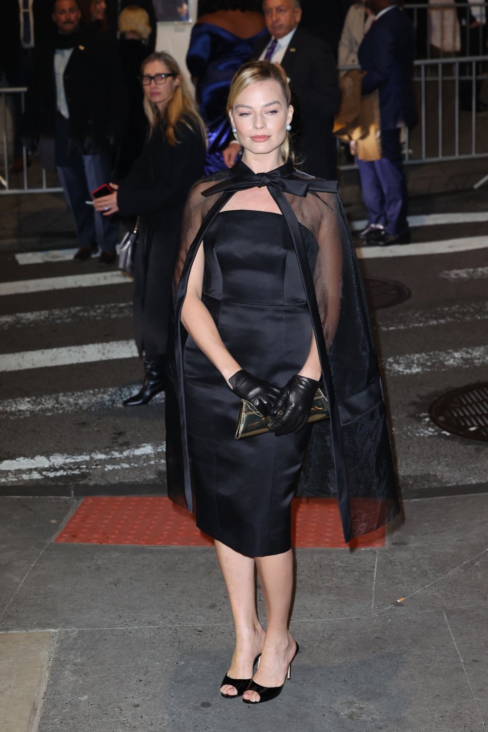 Margot_Robbie_Attends_the_33rd_Annual_Gotham_Awards_at_Cipriani_Wall_Street_in_New_York_11-27-...jpg