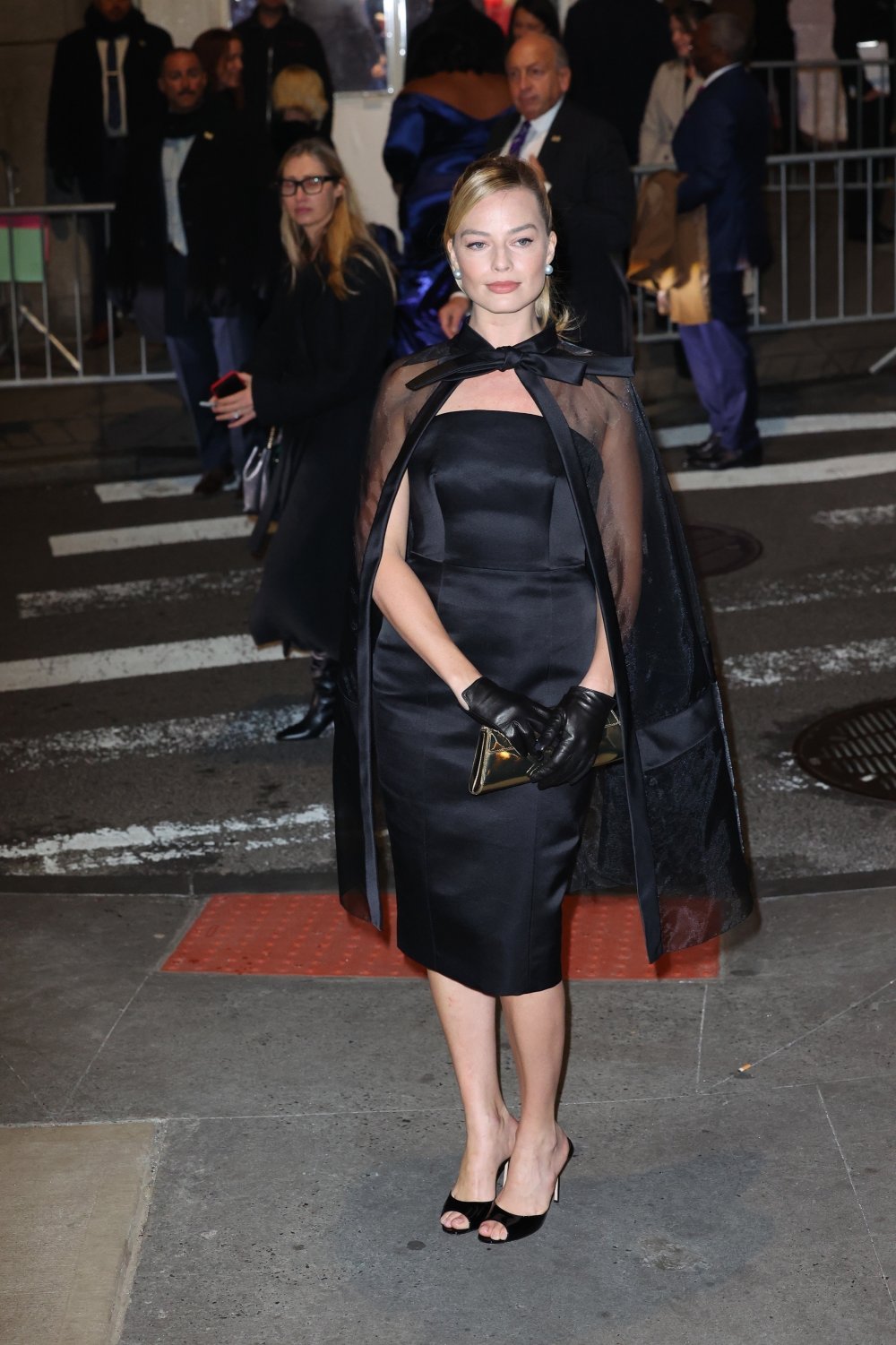 Margot_Robbie_Attends_the_33rd_Annual_Gotham_Awards_at_Cipriani_Wall_Street_in_New_York_11-27-...jpg