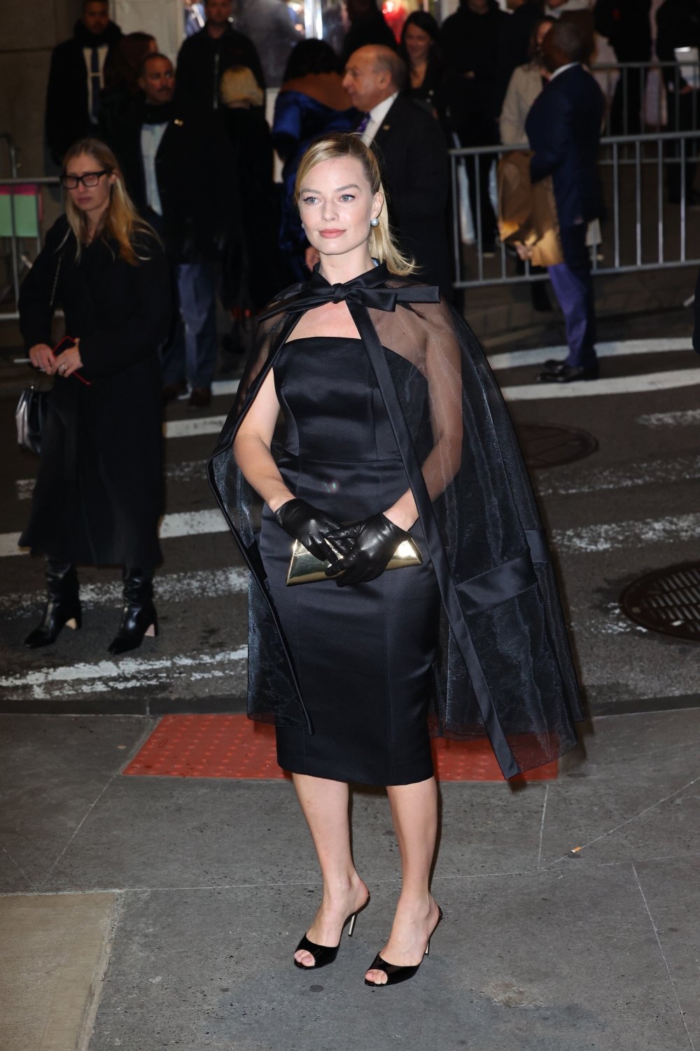 Margot_Robbie_Attends_the_33rd_Annual_Gotham_Awards_at_Cipriani_Wall_Street_in_New_York_11-27-...jpg