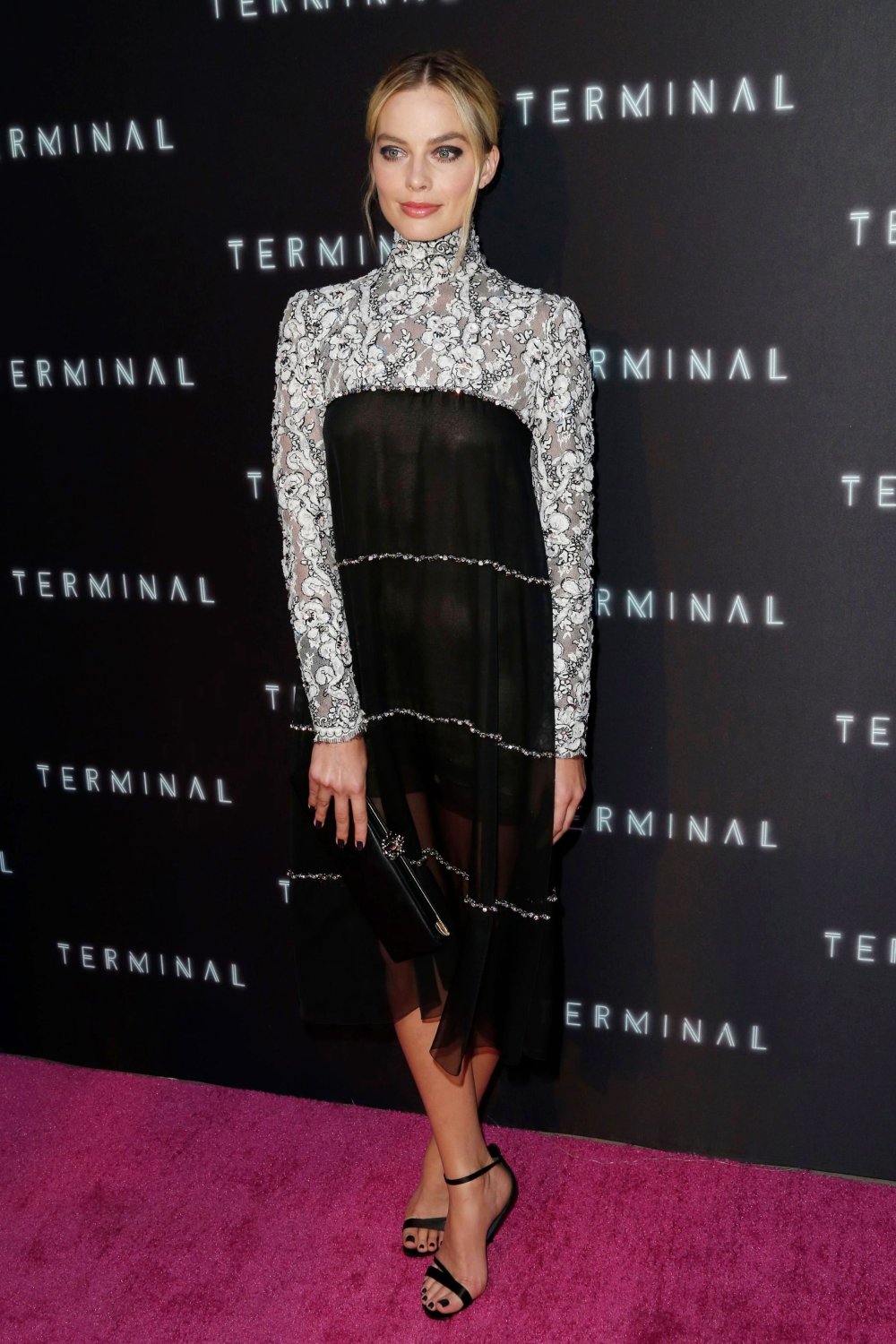 70024986_margot-robbie-terminal-premiere-2018-05.jpg