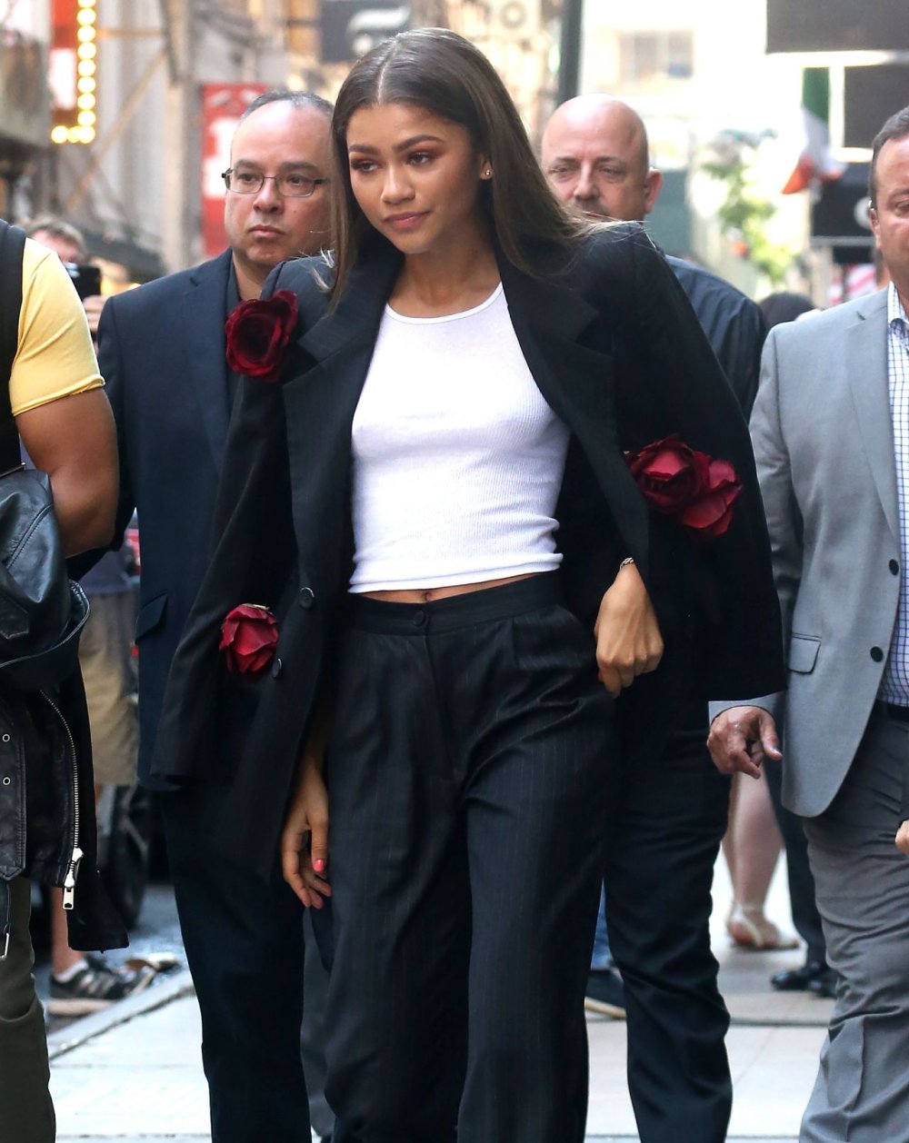 zendaya-leaving-good-morning-america-in-nyc-06-20-2017-9.jpg.05064f9fbee245d36ee3d3f856adc595.jpg