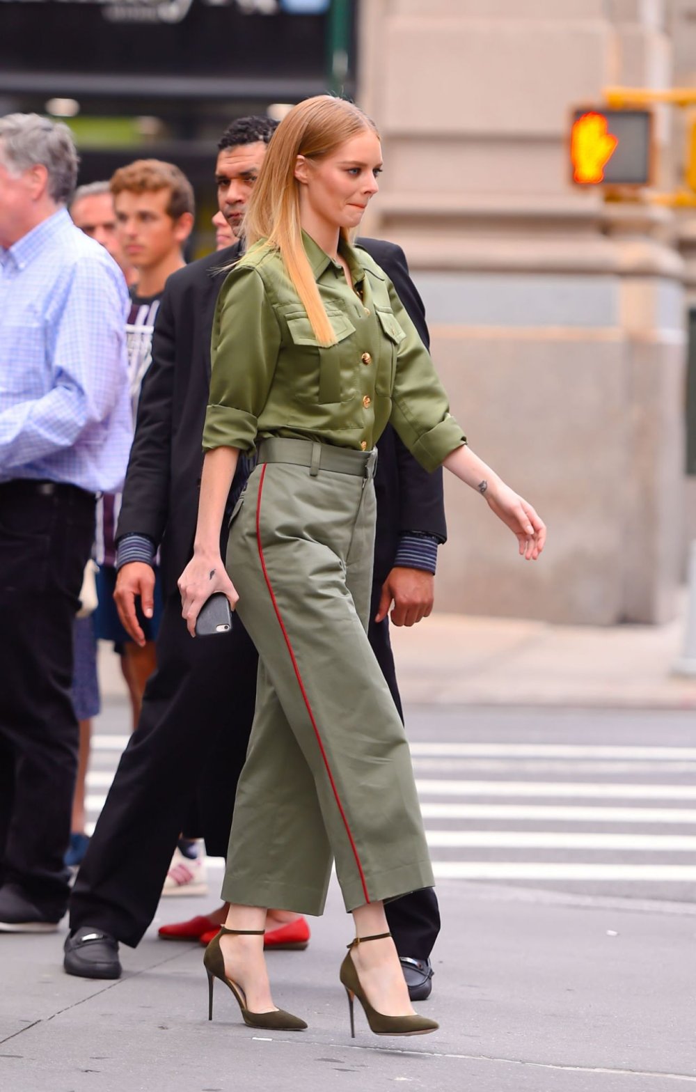 samara-weaving-outside-the-build-studio-in-nyc-08-22-2019-0.jpg