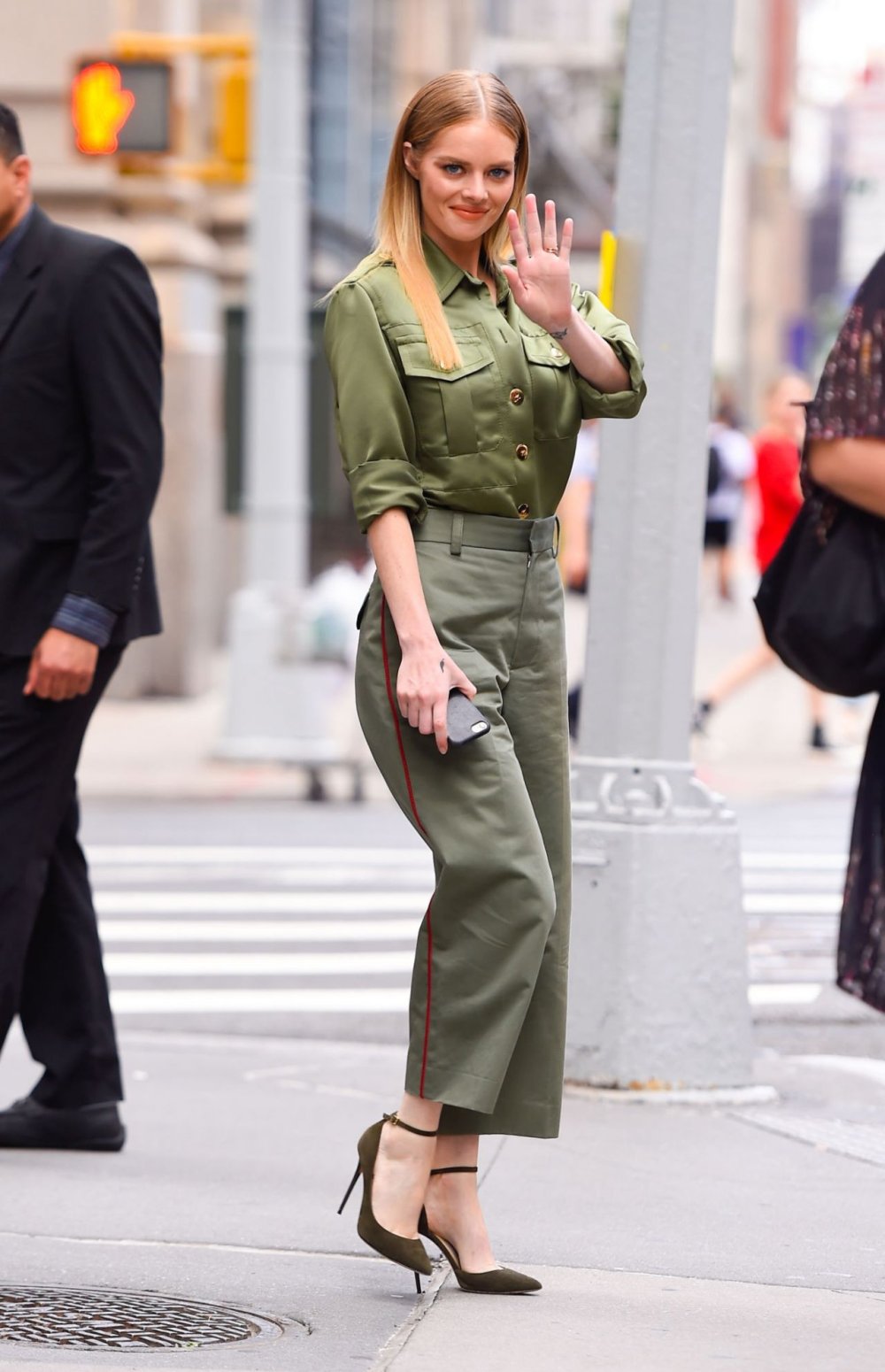 samara-weaving-outside-the-build-studio-in-nyc-08-22-2019-2.jpg