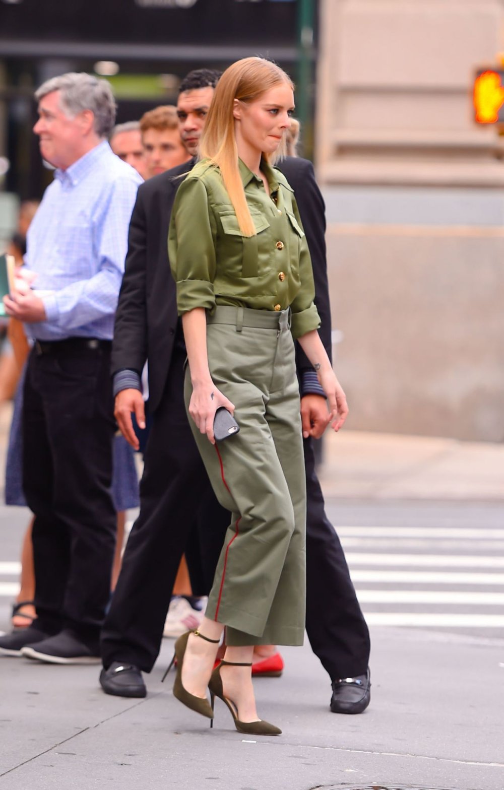 samara-weaving-outside-the-build-studio-in-nyc-08-22-2019-6.jpg