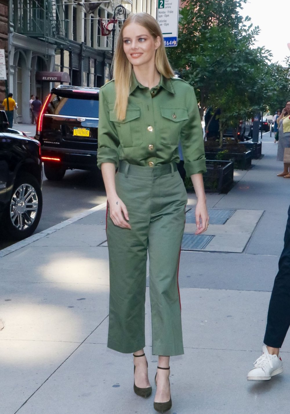 samara-weaving-outside-the-build-studio-in-nyc-08-22-2019-10.jpg