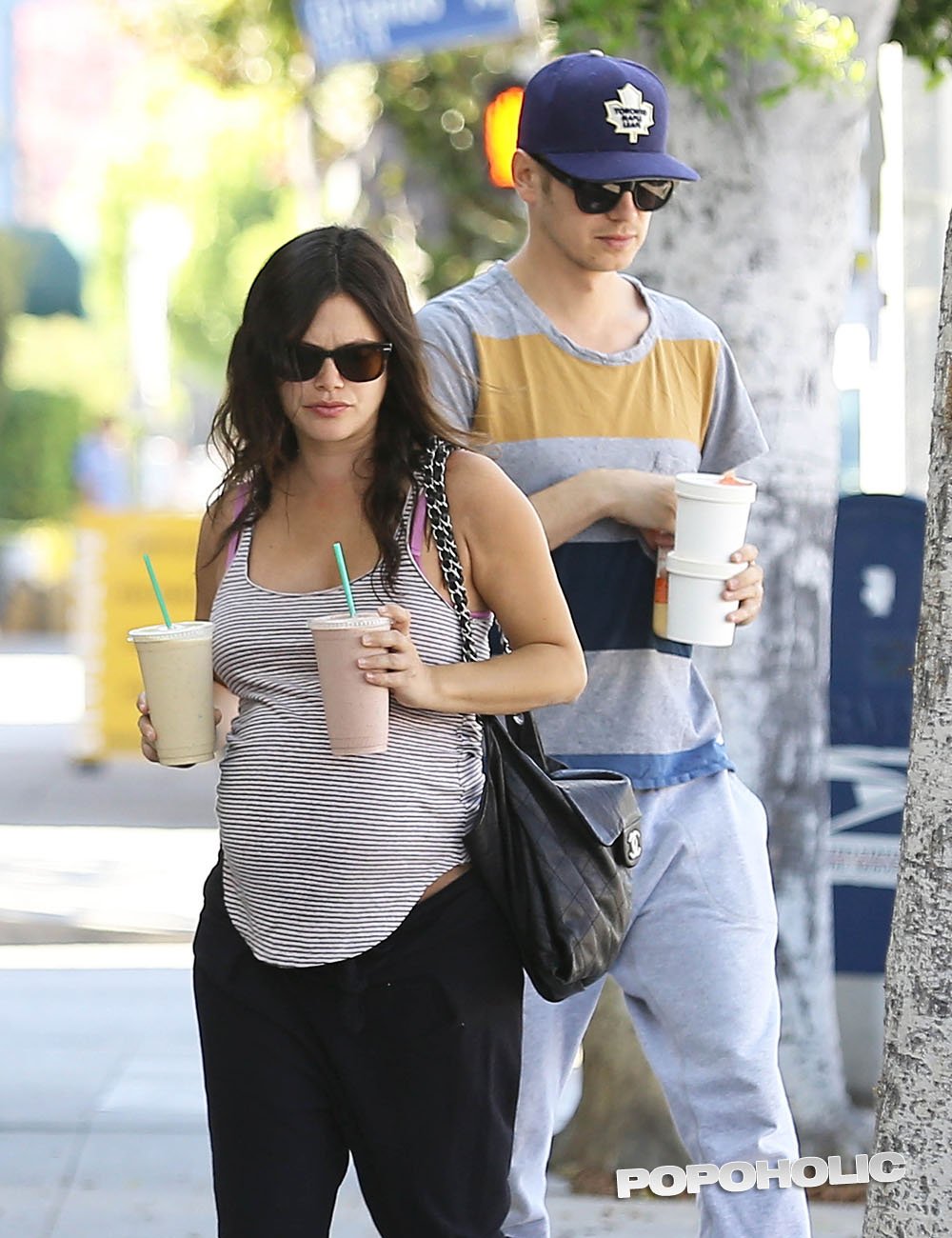 rachel-bilson-preg-parking-oct-08.jpg