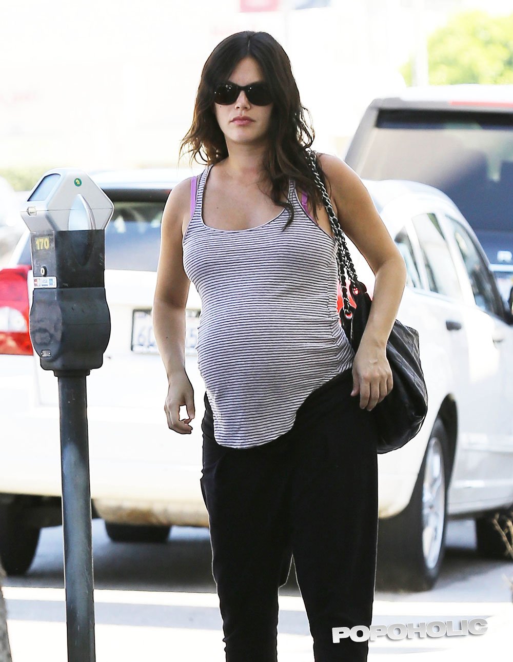 rachel-bilson-preg-parking-oct-06.jpg