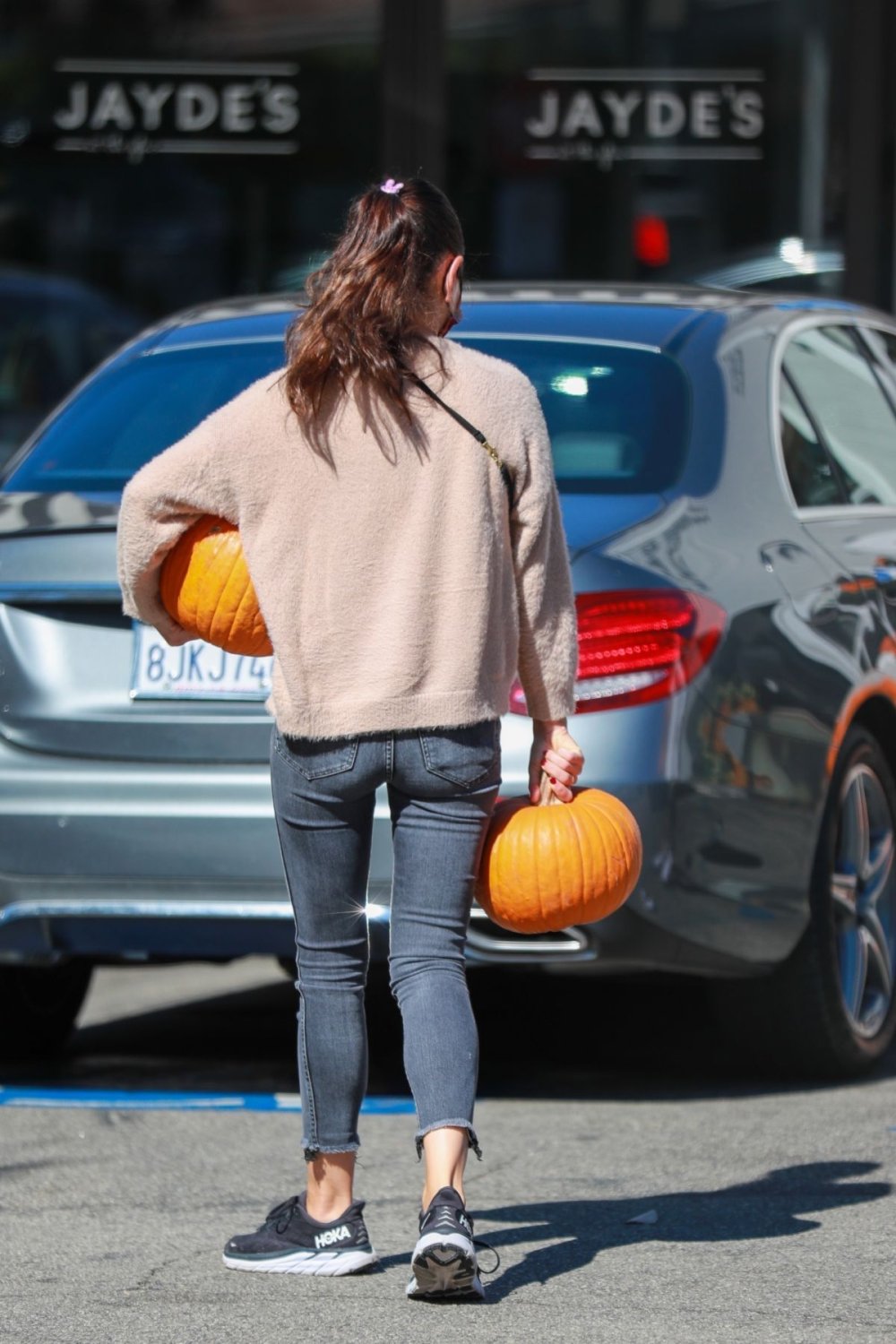 Mila_Kunis_Shopping_for_Pumpkins_at_Jayde___s_Market_in_Beverly_Hills_10_25_2022__2_.jpg