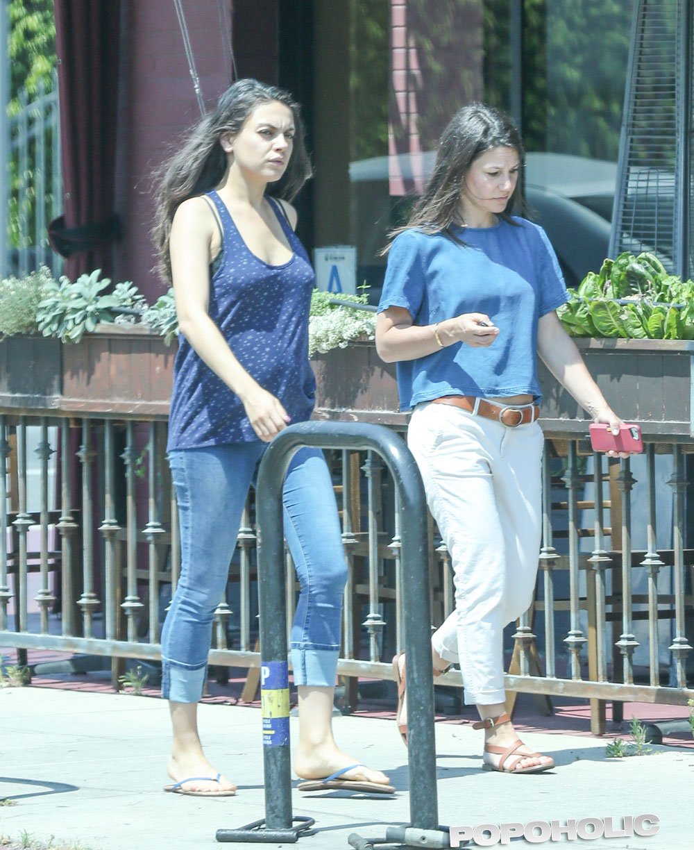 mila-kunis-blue-blue-mid-june-06.jpeg