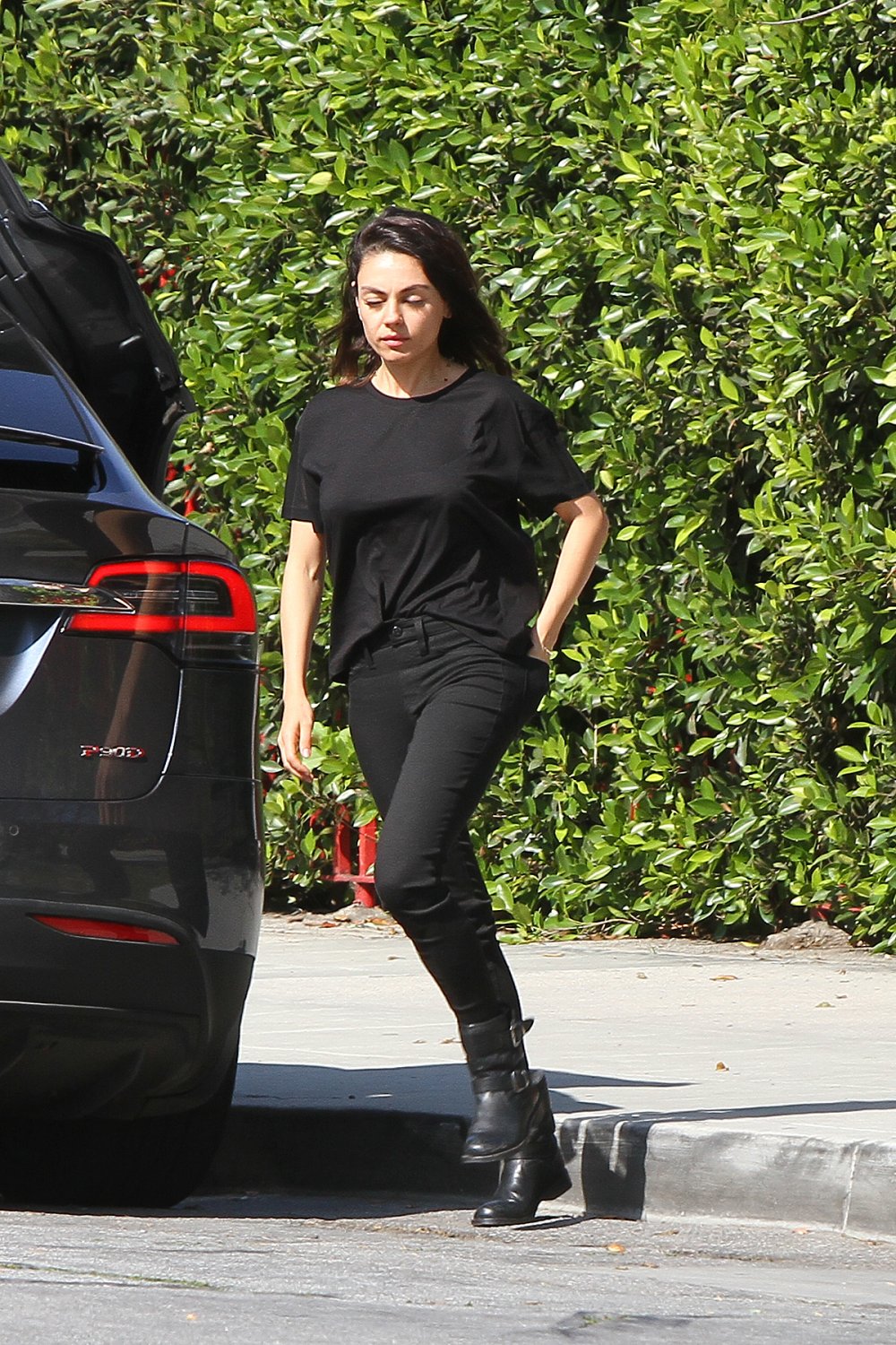 mila-kunis-out-in-la-4618.jpg