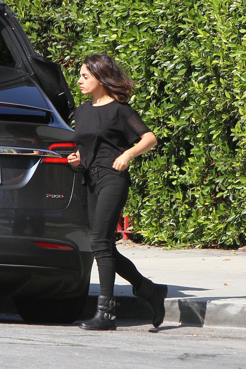 mila-kunis-out-in-la-4618-3.jpg