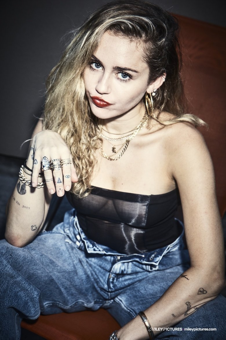 miley-cyrus-von-magazine-may-2019-issue-40113140769c912c6357712890a.jpg