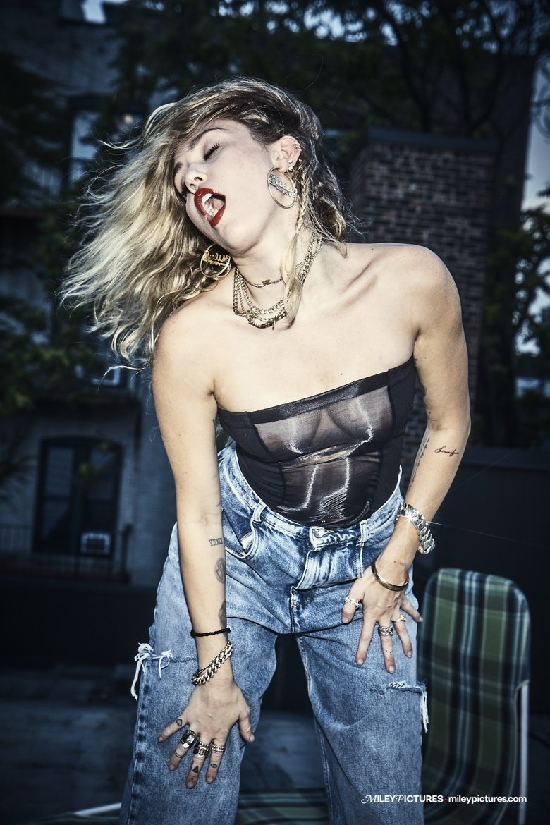 miley-cyrus-von-magazine-may-2019-issue-99213139550ac3cc4f6da419834.jpg