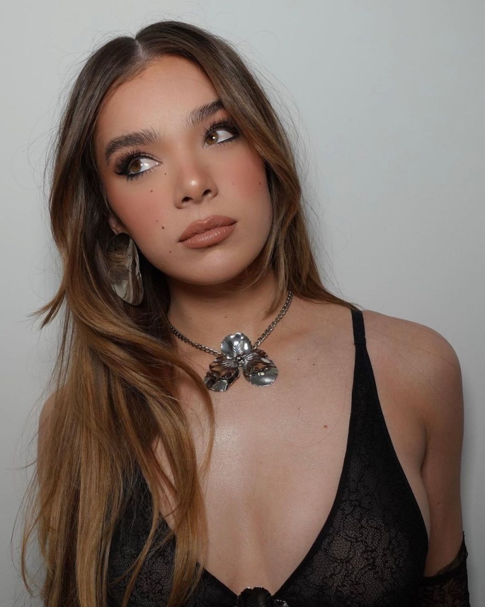 hailee-steinfeld-photo-shoot-december-2022-3.jpg