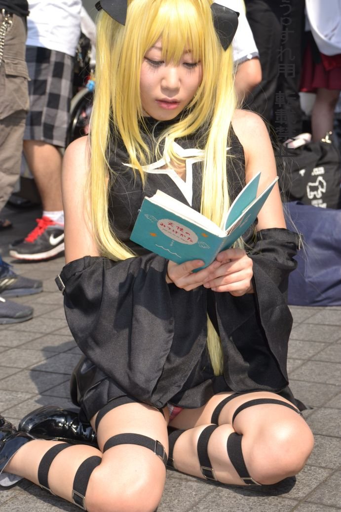 Cosplayer_of_Golden_Darkness_from_To_Love-Ru_at_Comic_Market_82_20120821.jpg