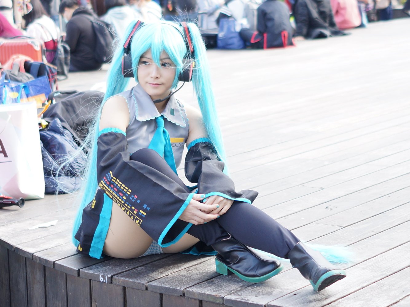 Kuutsukimiko_as_Hatsune_Miku_sitting_upskirt_at_Expo_Dome_court_yard,_front_view_20220109.jpg
