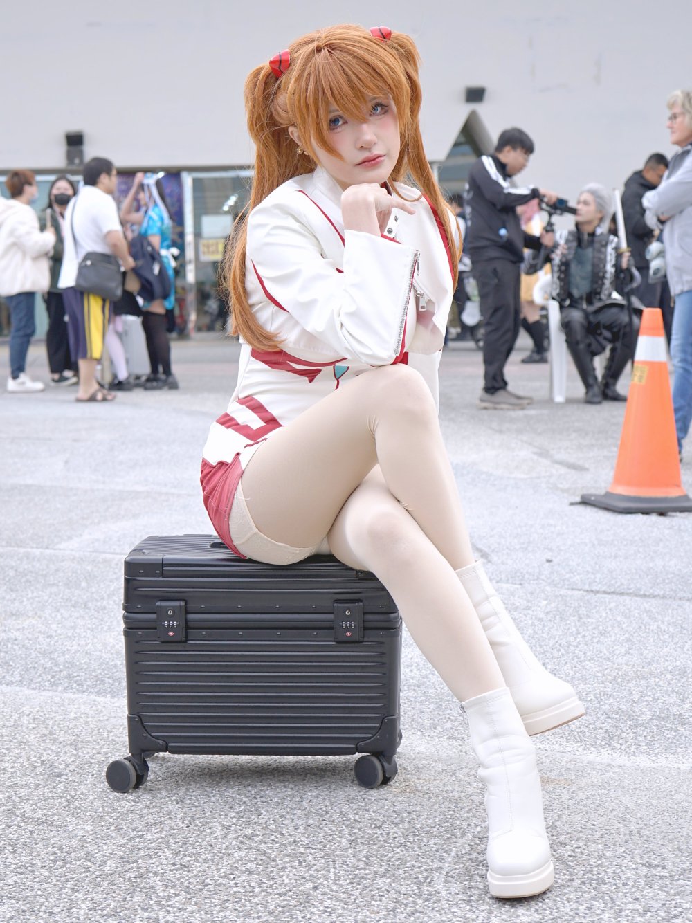 Touki_as_Asuka_sitting_upskirt_at_Expo_Dome_court_yard,_front_view_20250316b.jpg
